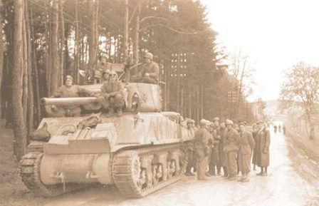 Kermita Bernarda z průzkumné squadrony s parlamentáři z Písku (T.