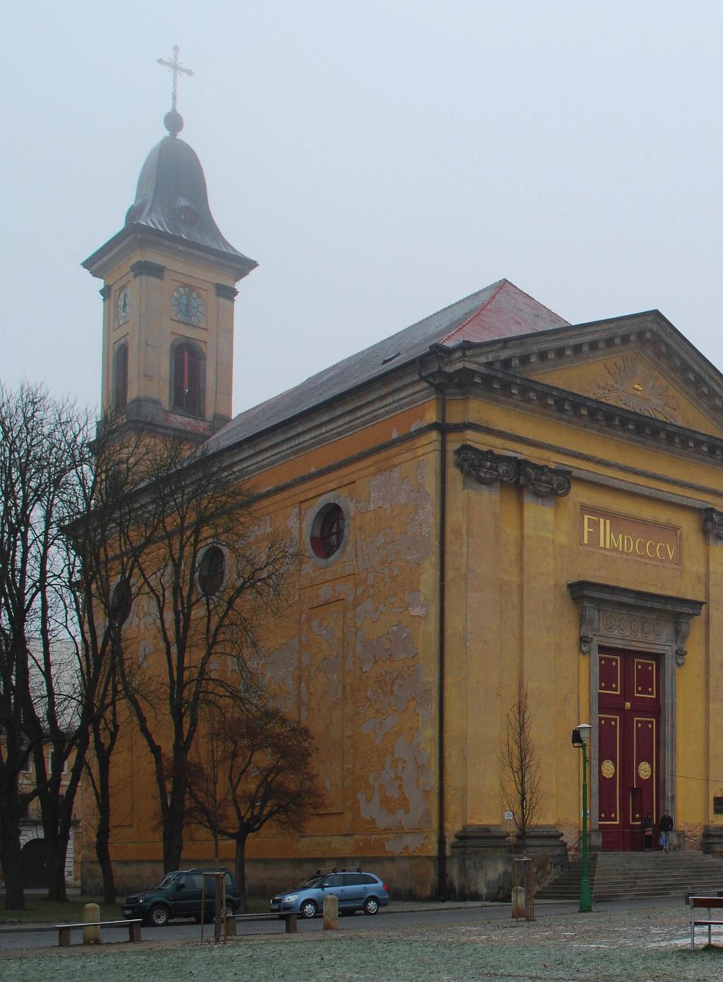 SPoloha v rámci regionu, dobrá dopravní dostupnost, vazba na Hradec Králové, železnice. Okolní krajinné bohatství, řeky a poloha pevnosti nad okolní krajinou.
