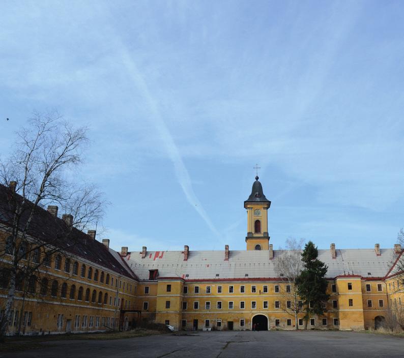 24 Obrovský objekt čtvercových