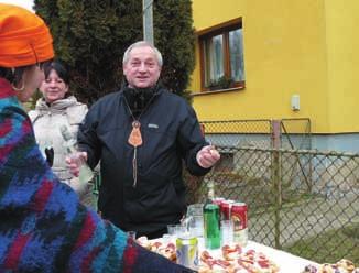 Odpoãinem, popijeme, pojíme a pomal m krokem stoupáme do horní ãásti ByÀova. Tam jiï mají pfiipraveno poho tûní manïelé Löbelovi a o kousek v Anto ovi.