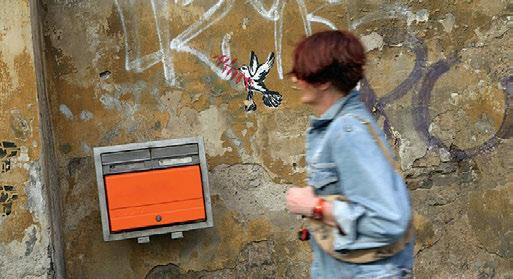 30 Euro 32 5. srpna 2013 report Česká pošta Úřad, banka a trafika v jednom Česká pošta přestává pomalu být poštou. Nutí ji k tomu fakt, že lidé a firmy přestali posílat dopisy Štíhlá pošta.