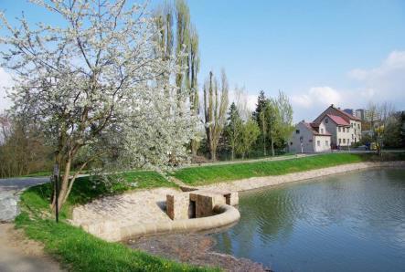 Bezpečnostní přeliv a most Počernického rybníka (vlevo); bezpečnostní přeliv RN Hájecká (vpravo). 3 CÍLE PROJEKTU 3.