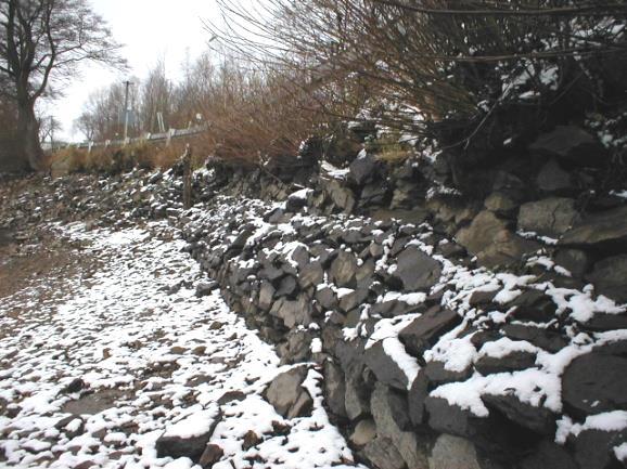 Rybníky naše dědictví i bohatství pro budoucnost Obr. 3. Taras porušený zatížením vozidly (vlevo); sesutá krajnice nad porušeným tarasem (vpravo).