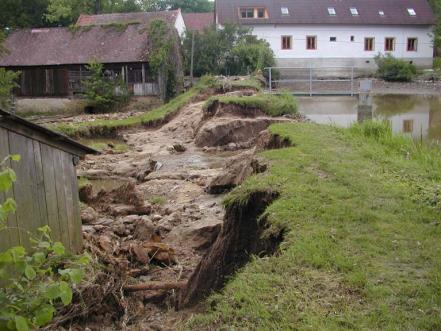 2013 říčkou Smutnou v profilu jezu U Vyhnalů, se pohyboval mezi Q 20 a Q 50 podle hydrologických údajů ČHMÚ pro rybník Na Drážkách (Q 20 = 49 m 3.s -1, Q 50 = 67 m 3.s -1 ).