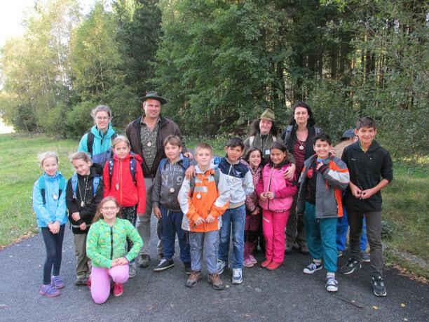 Na pøelomu záøí a øíjna se dìti 4. tøídy zúèastnily projektu Lesní (lesnická) pedagogika.