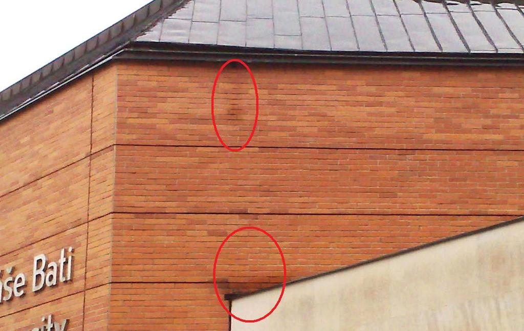 Zatulčený do fasády v místy