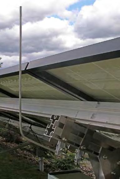 Není-li možné dodržet dostatečnou vzdálenost s, je třeba spojit nosné rámy s jímací soustavou na více místech.