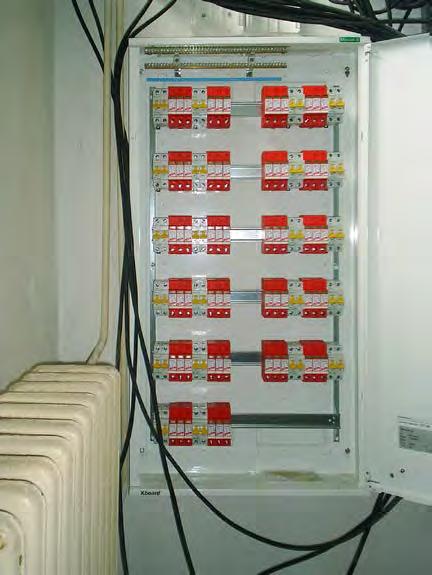 2.2 Ochrana proti přepětí a bleskovým proudům Po instalaci a důkladné kontrole jímací soustavy (FV elektrárny se většinou budují na hotových objektech s hromosvodní soustavou podle ČSN 34 1390) je
