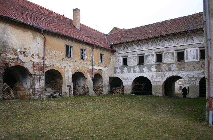 Hrob 4: Hrob se nacházel v sondě 3. Tělo bylo orientováno západ východ, v natažené poloze na zádech. Pravá ruka a část žeber byla narušena hrobem 3.