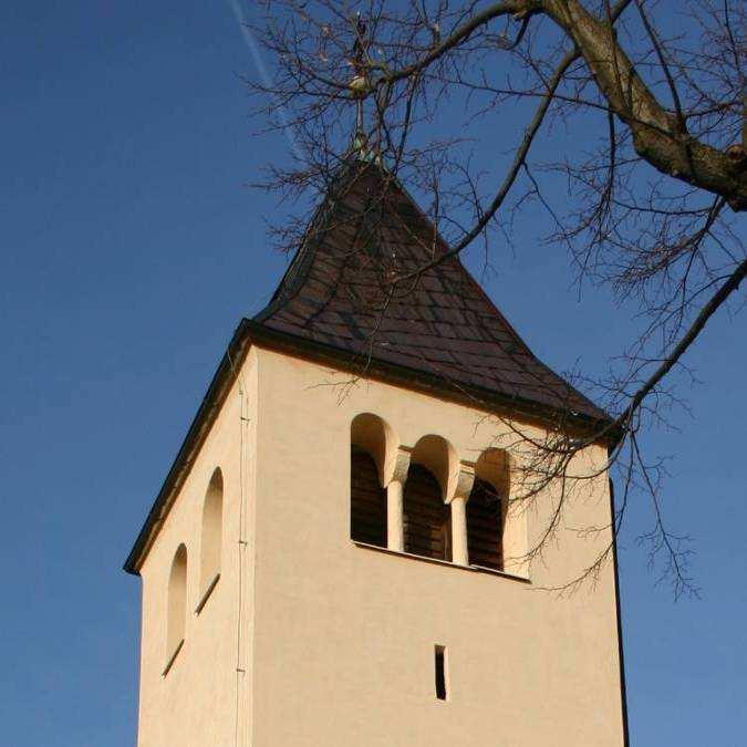 Datace: Podle charakteru zdiva je vznik kostela