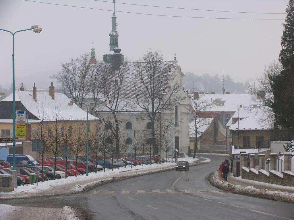 Kostel je umístěn na mírném svahu