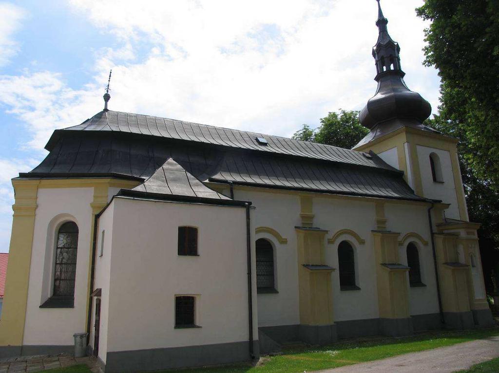 Kostel sv. Vavřince, pohled od severu. Foto P. Hejhal, červen 2007.