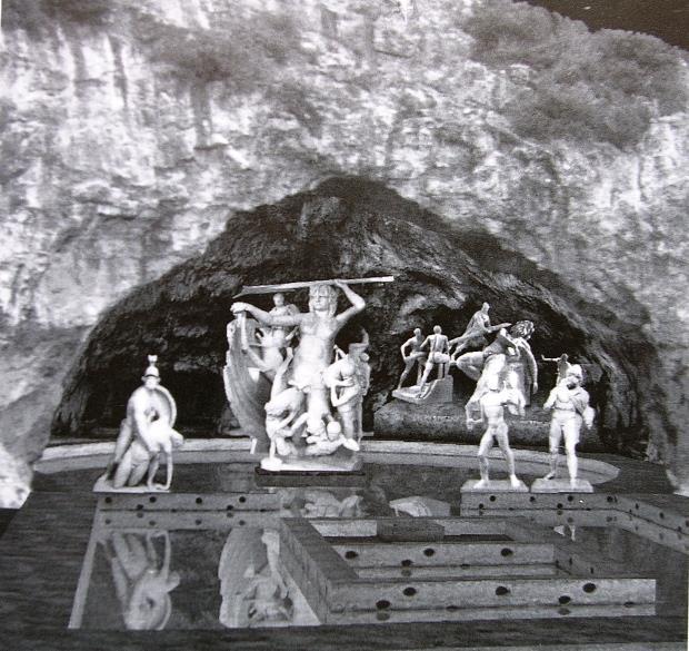 Sperlonga 52 V roce 1957 byla nalezena sousoší ve Sperlonze, při ville císaře Tiberia nedaleko na jih od Říma Oslepení Polyféma, útok Skylly na Odysseovu loď, únos Palladia a Pasquino Objevují