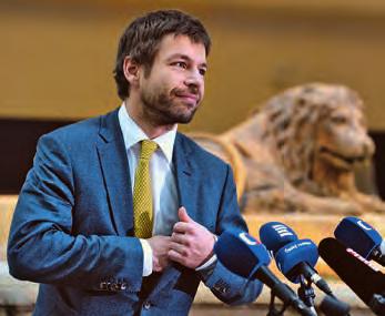 32 Euro 8 23. února 2015 report justice Babišův hipster Robert Pelikán se má stát ministrem, aby bouchl do stolu. V rozvášněné atmosféře už ale raději sám nabízí ústupky Extremista. Rebel. Paličák.
