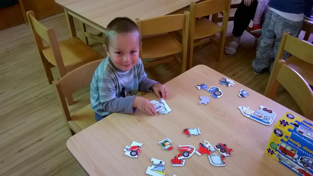 zápisu/kritéria /je vyvěšen v šatně,na vývěskách v obcích,na internetu./za provedení odpovídá vedoucí učitelka./máme zde adaptační program.