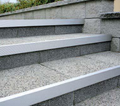 Elegantní řešení pro schody a schodiště nabízí hliníková Schodová krycí lišta.