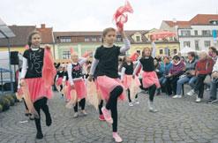 cí a zdravotnictví MÚ Sušice Miroslava Šafa íková a farní viká P. Jan Kulhánek (foto 1).