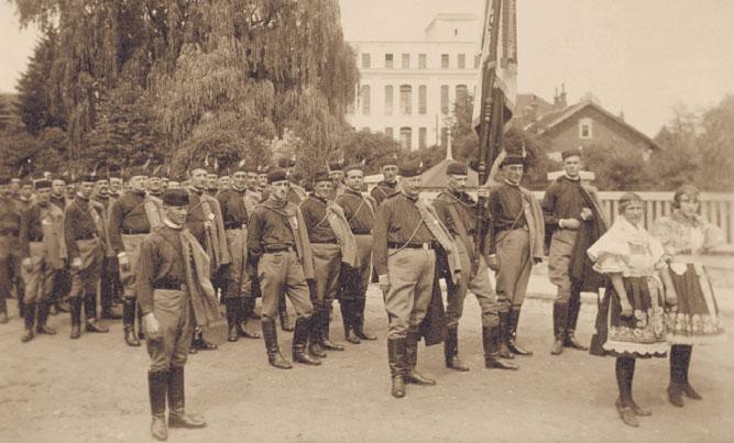 Živě se rokovalo o průvodu městem, o praporech a praporcích, jež třepetati se budou v řadách postupujících čile i nad klikatým pruhem těchto svěžích, nejmladších bojovníků našich bojujících ovšem