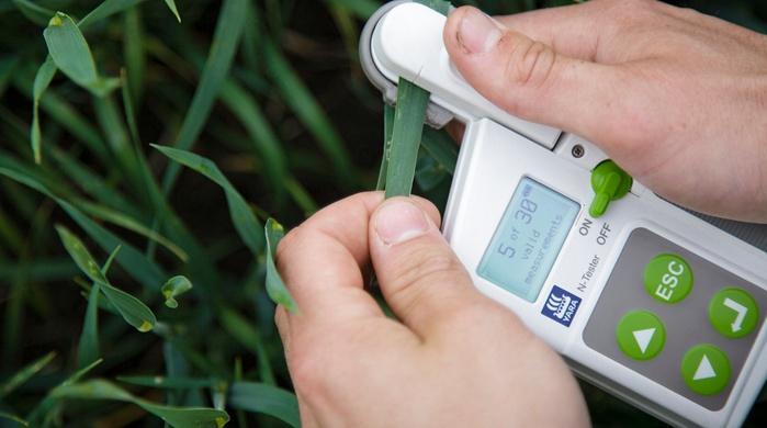 odrazivost porostů, ale jeho množství se udává v podobě vegetačních indexů. Nejpoužívanější index je NDVI, což je poměr odrazivosti červeného spektra ku odrazivosti blízce infračerveného spektra.