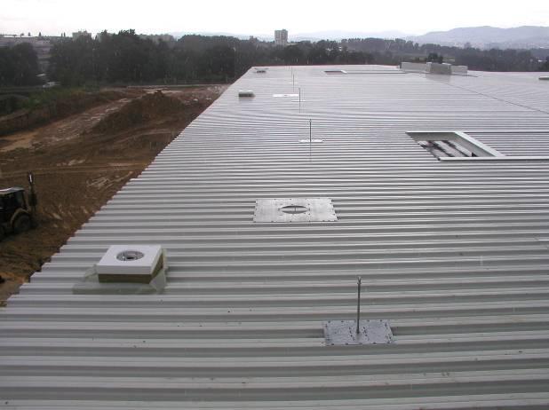 strana 114 FATRAFOL-S Hydroizolace střech 6.4 Bezpečnost při užívání střechy Trvanlivost celého střešního pláště je dána trvanlivostí konstrukčních prvků s nejkratší dobou obnovy nebo výměny.