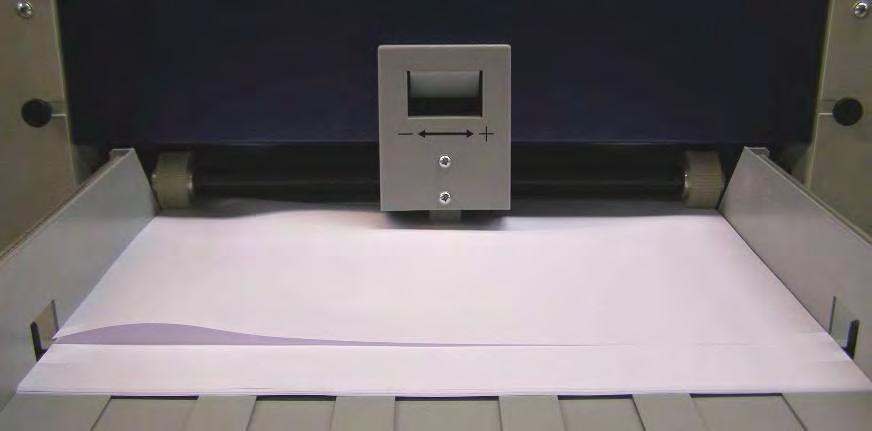 Pokud z jakéhokoliv důvodu prostřední podávací kolečko nepodá papír do stroje, čidlo uvnitř stroje okamžitě aktivuje pomocnou podávací hlavu, která papír posune pod