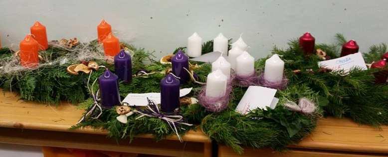Adventní jarmark Jarmark proběhl letos poprvé v nových prostorách a tedy ve třech patrech. Všude se bylo na co dívat, co ochutnávat, co vyrábět i co poslouchat.