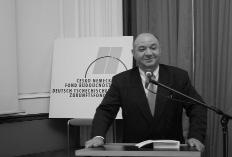 Rajko Djurič přednáší v Praze, 2007 foto: archiv Slovo 21, Aleš Vlachovský Rajko Djurič také používá), zachováním předrumunských lexémů jako vaćarel mluvit nebo dživdipe život (srov.