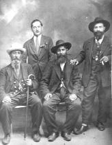 Příbuzní Milose Ci Orum: Fardy, Laco, Milos a Lale Mexico City 30. léta 20. století, z rodinného archivu foto autor Obrácení na víru v domovech [.