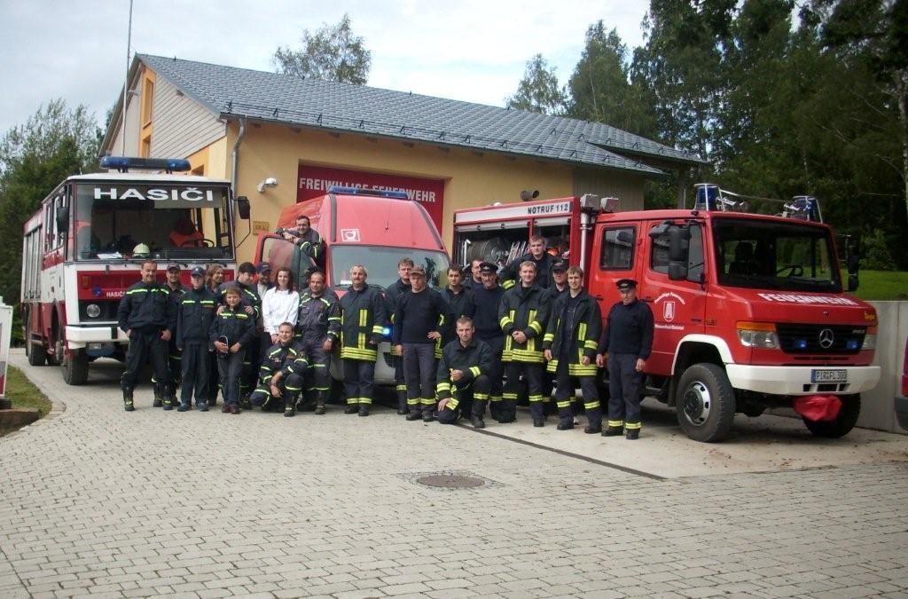 Společné taktické cvičení českých a saských hasičů d) Koncem roku 2009 začala práce na přípravě česko-německého projektu Poznejme se povídejme si, který je zaměřen na rozvinutí komunikace mezi lidmi