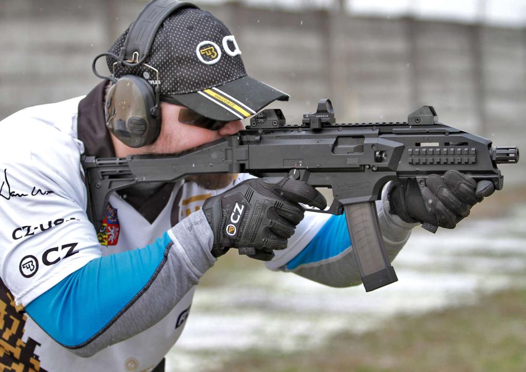 Semi-Auto Dynamická sportovní střelba, bezpečnostní služba nebo udržování střelecké kondice a zábava to jsou nejčastější příklady využití samonabíjecích variant služebních zbraní CZ.
