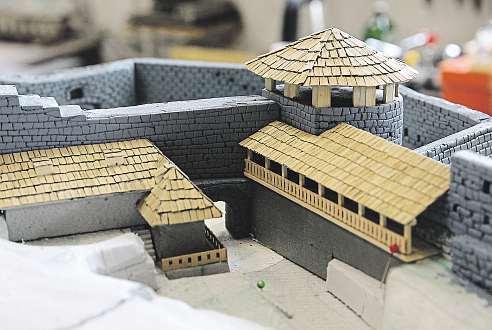 Jeden model znázorňuje celý hrad vsoučasné podobě, druhý pak nejstarší část hradu ve stavu zkonce 17. století.