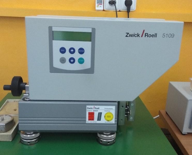 Obrázek 21. Přístroj značky Zwick pro měření odrazové pružnosti 4.2.3 Tahová zkouška Zkouška pevnosti v tahu byla provedena na trhacím stroji značky Zwick typu Z005 Laser extensiometer.