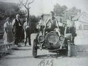 Ze záznamu ve vojenském archivu v Praze lze doložit: Do roku 1916 bojoval jako vojín v rakousko-uherské armádě (100. pěší pluk). V roce 1916 (12. 6.) byl zajat u Bučače na západní Ukrajině.