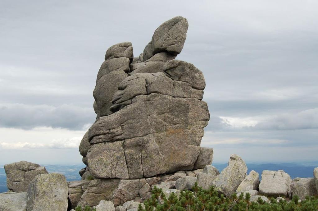 tor tor = izolovaná skála vyčnívající výrazně na všech stranách nad okolní terén plošně obvykle méně rozsáhlá výška většinou převažuje