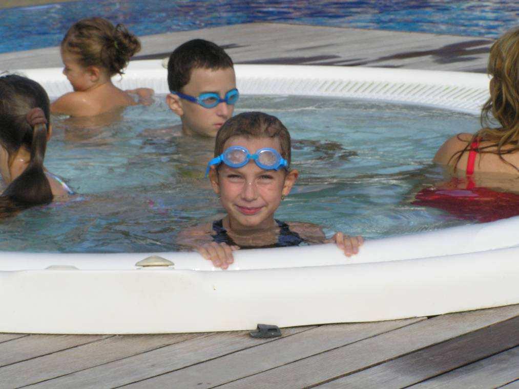 Hotelový venkovní bazén, za ním vlastní hotel VALAMAR CRYSTAL Maruška ve vířivce, s velmi