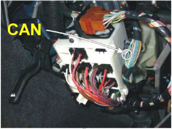 .zelený L..ukostřit 102-pinový šedo/černý konektor, v prahu u nohou řidiče (pos.8) 9.