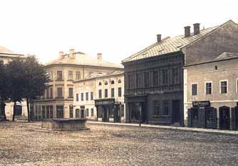 Na místû dne ního vstupu byla dvû velká pfiízemní okna ãtvercového tvaru, která svou ífikou zachovávala linie oken prvního patra.