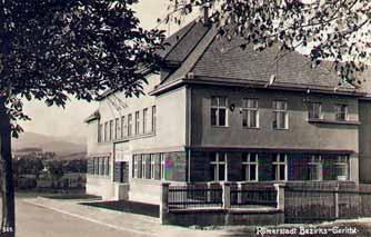 V zadním traktu byla zfiízena moderní vûznice. Dnes jsou zde obãanské byty. RÝMAŘOVSKÝ HORIZONT Okresní soud pravé ruce, nûmecky zvané Kopfhügel, ãesky Stínadla (od slova stínat).
