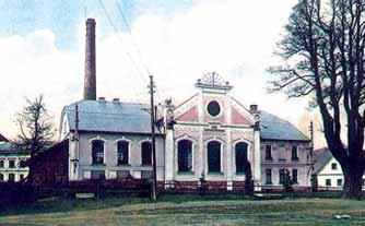Desky se zachovaly dvû, první zlat m písmem na ãerném podkladu zaznamenává rok zfiízení mûstské elektrárny 1910, jméno architekta Franze Plachta a také jména v ech, kdo se o stavbu, která mûla