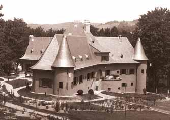 asi 1925 hrady (letní restaurace) a pfiední vchod do vlastní restaurace. V horním patfie byl byt s kanceláfií, loïnice m ch prarodiãû a tfii pokoje pro hosty.