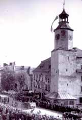 Zmizelo vnûj í schodi tû, jeï nahradilo schodi tû vnitfiní, zabírající nyní velkou ãást nûkdej ího dvora a stoupající aï do druhého patra.