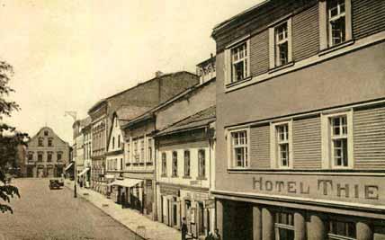 RÝMAŘOVSKÝ HORIZONT 22/2017 ce 1866 Franz English. V té dobû mûl dûm je tû podobu patrnou na vyobrazení námûstí z roku 1850.