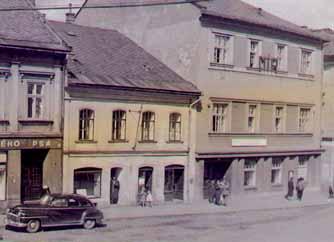 Budova spoluutváfií charakter zástavby historického centra mûsta. V jádru jde o klasicistní stavbu se star ími základy, upravenou ve dvacát ch letech 20. století v duchu pozdní secese a art deca.