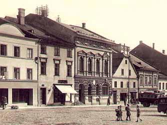 Na r mafiovské vedutû neznámého autora z roku 1850, která je k vidûní v mûstském muzeu, jej najdeme je tû jako jednopatrov títovû orientovan mûstsk dûm s ãásteãnû zvalbenou stfiechou.
