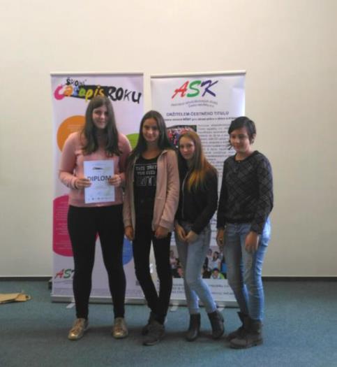 místo: Markéta Prchalová + Hanka Janošová (šatičky pro panenky, miminka) Zvláštní cenu perníkářů získali kluci z 9. třídy L. Mika a V.
