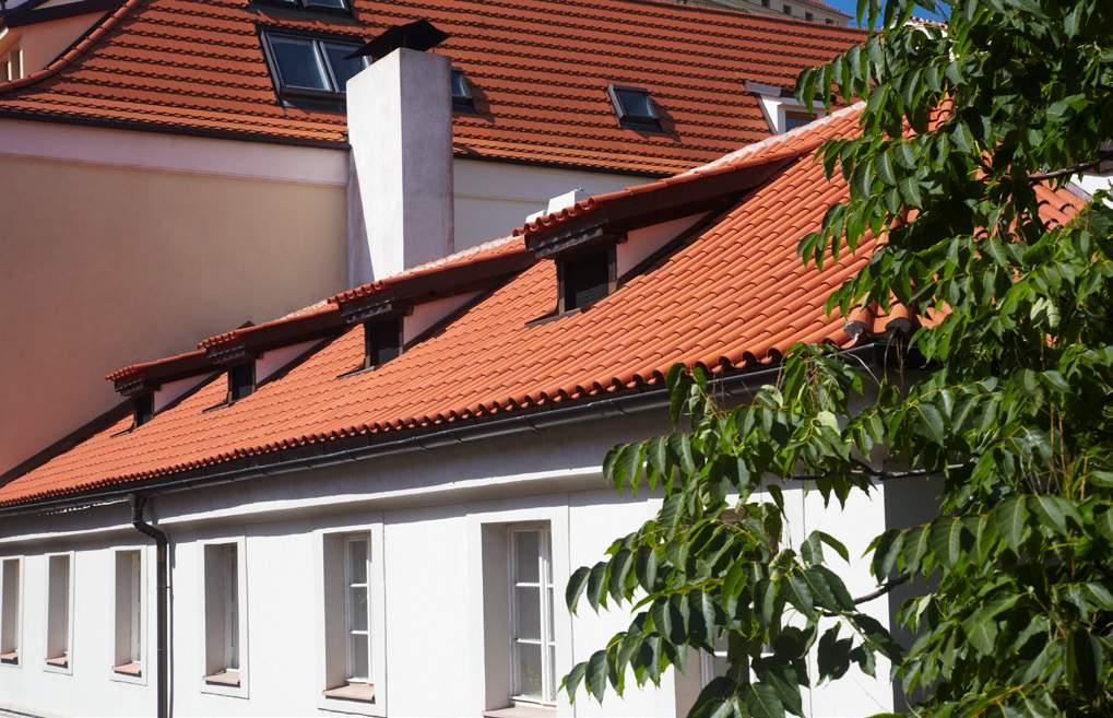 hák líc kůrka rub hák rub Odvětrávací díl se osazuje ve druhé řadě po obou stranách hřebene (ev.