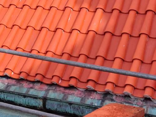 Hřeben U prejzové krytiny se na překrytí hřebene nejčastěji používají otočené háky kladené zplna do malty. Jako výplně se používá úlomků rozbité krytiny.