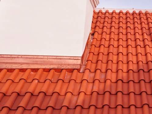 Do výše latí se v šířce cca 3 4 cm nanese malta, do ní se natlačí přiřezaný úžlabní hák a prejz. Jednotlivé pruty se přiřezávají podle střešních latí. Malta se nechá zavadnout.