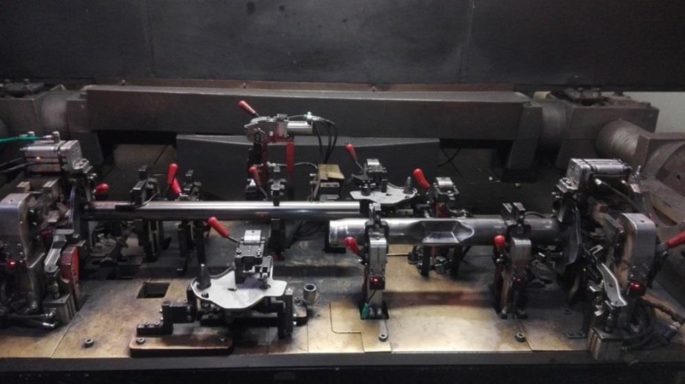 3.3 Vybavení automatizovaných pracovišť pilotního svařence U automatizovaných pracovišť se jedná o uzavřené výrobní buňky (svařovací boxy) s jedním až dvěma průmyslovými roboty firmy Kuka VKR6, které