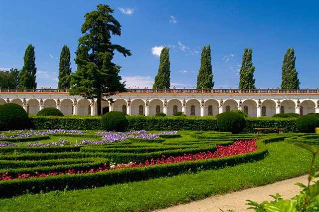 Vzhledem k tomu, že nádhernými kvetoucími ornamenty je zahrada proslavená, tak pohled na zahradu z vyhlídky 244 m dlouhé kolonády je povinností!